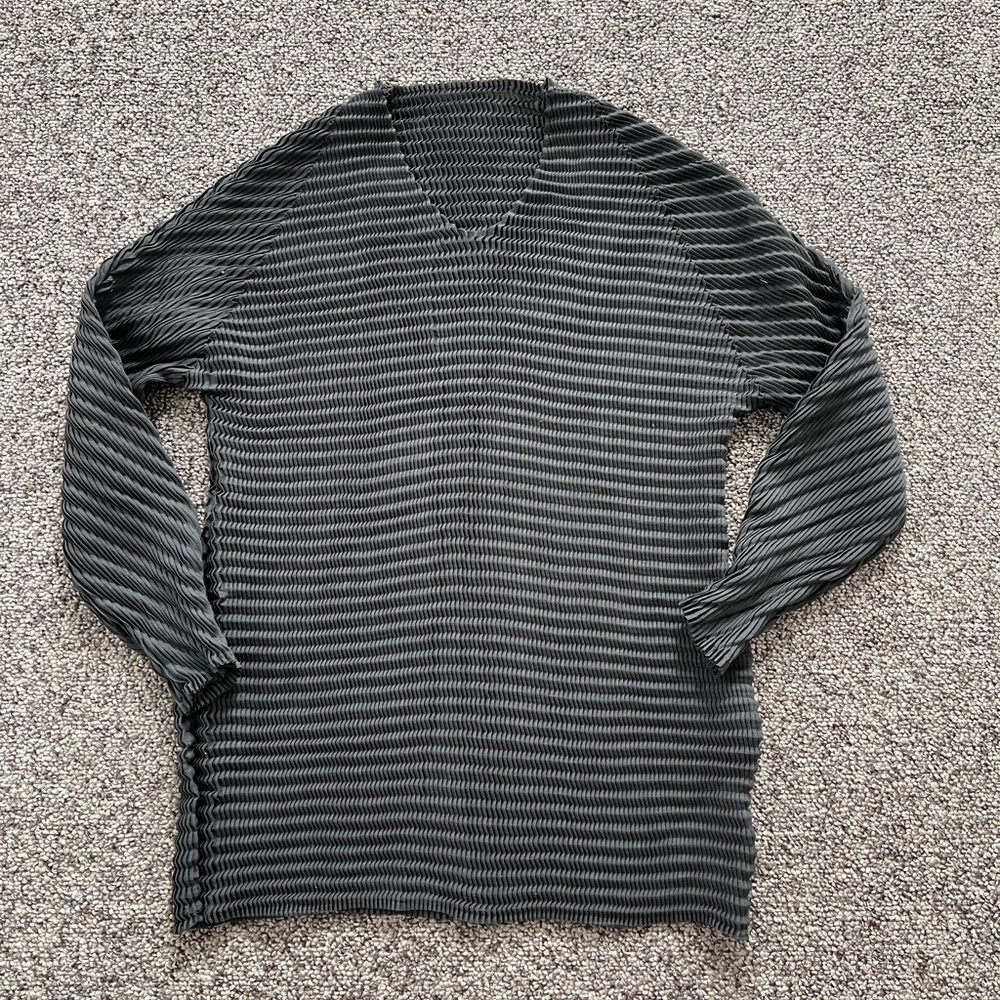 Issey Miyake Made in Japan Pleated Gray V-Neck Pullover Top Tunic 2
